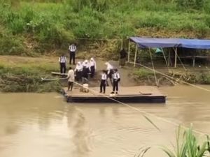 Siswa SMP di Sidrap Seberangi Sungai Pakai Rakit gegara Jembatan Putus Siswa SMP di Sidrap Seberangi Sungai Pakai Rakit gegara Jembatan Putus