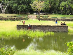 Sisi Lain Gua Sunyaragi: Jadi Tempat Mancing Bocil-bocil