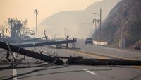 Tiang Listrik dan SPBU Jadi Korban Kebakaran Hutan di California