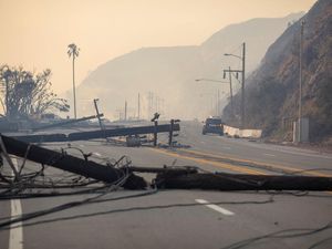 Tiang Listrik dan SPBU Jadi Korban Kebakaran Hutan di California