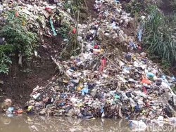 Asal-usul Tumpukan Sampah di Aliran Sungai Cimanuk Garut