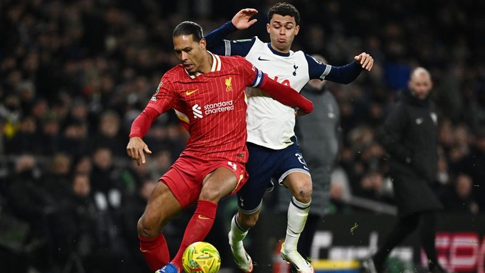 Soccer Football - Carabao Cup - Semi Final - First Leg - Tottenham Hotspur v Liverpool - Tottenham Hotspur Stadium, London, Britain - January 8, 2025  Tottenham Hotspurs Brennan Johnson in action with Liverpools Virgil van Dijk REUTERS/Dylan Martinez EDITORIAL USE ONLY. NO USE WITH UNAUTHORIZED AUDIO, VIDEO, DATA, FIXTURE LISTS, CLUB/LEAGUE LOGOS OR LIVE SERVICES. ONLINE IN-MATCH USE LIMITED TO 120 IMAGES, NO VIDEO EMULATION. NO USE IN BETTING, GAMES OR SINGLE CLUB/LEAGUE/PLAYER PUBLICATIONS. PLEASE CONTACT YOUR ACCOUNT REPRESENTATIVE FOR FURTHER DETAILS..