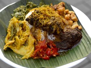 10 Tempat Makan Nasi Kapau yang Pilihan Lauknya Bikin Kalap! 10 Tempat Makan Nasi Kapau yang Pilihan Lauknya Bikin Kalap!