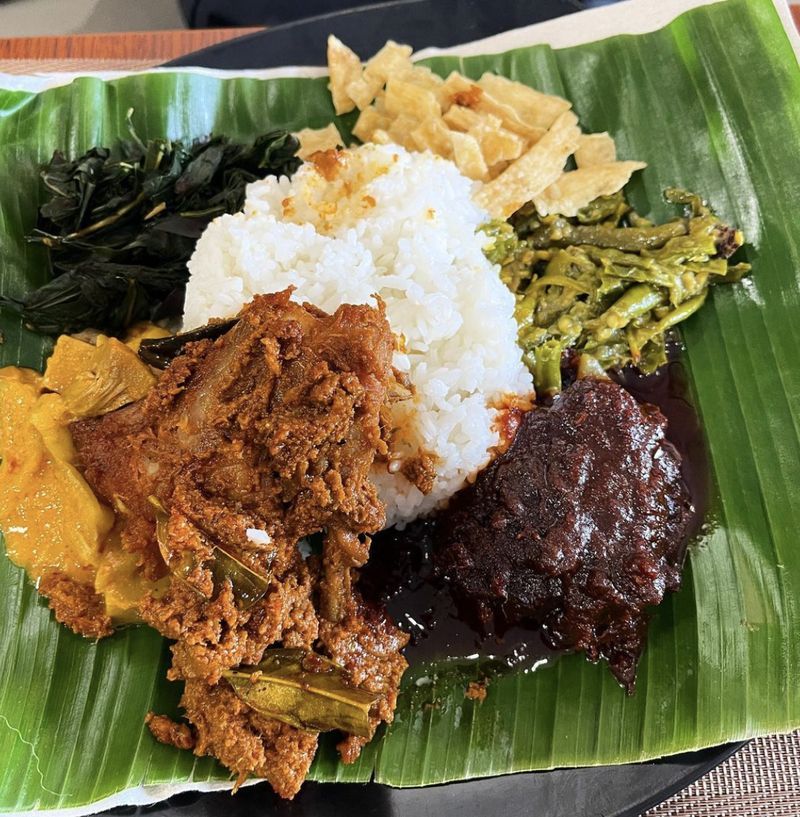 10 Tempat Makan Nasi Kapau yang Pilihan Lauknya Bikin Kalap!