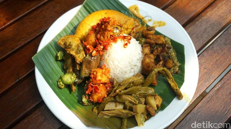 10 Tempat Makan Nasi Kapau yang Pilihan Lauknya Bikin Kalap!