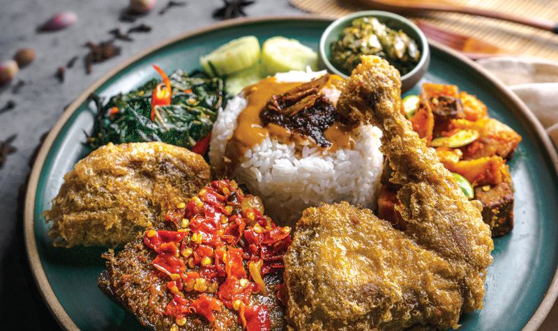 10 Tempat Makan Nasi Kapau yang Pilihan Lauknya Bikin Kalap!