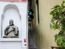 Unik! Gang Sempit Ini Punya Lampu Lalu Lintas Sendiri