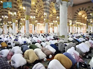 Jemaah Umrah Pingsan saat Salat Isya, Tim Medis Saudi Tiba dalam 1 Menit Jemaah Umrah Pingsan saat Salat Isya, Tim Medis Saudi Tiba dalam 1 Menit