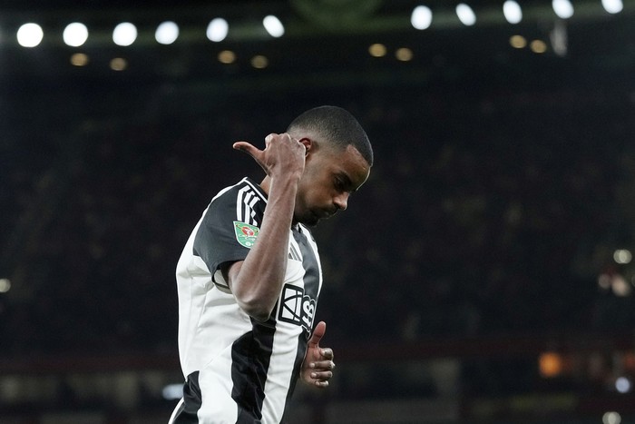 Newcastles Alexander Isak celebrates after scoring the opening goal during the English League Cup semifinal first leg soccer match between Arsenal and Newcastle United at the Emirates stadium in London, Tuesday, Jan. 7, 2025. (AP Photo/Kirsty Wigglesworth)