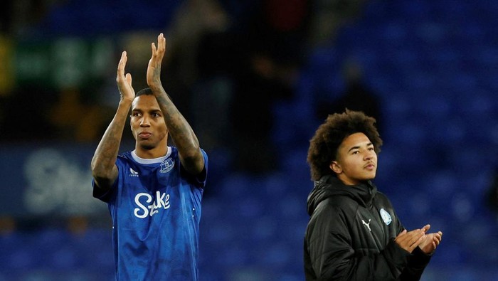 Soccer Football - FA Cup - Third Round - Everton v Peterborough United - Goodison Park, Liverpool, Britain - January 9, 2025 Everton's Ashley Young with his son Peterborough United's Tyler Young after the match Action Images via Reuters/Jason Cairnduff TPX IMAGES OF THE DAY