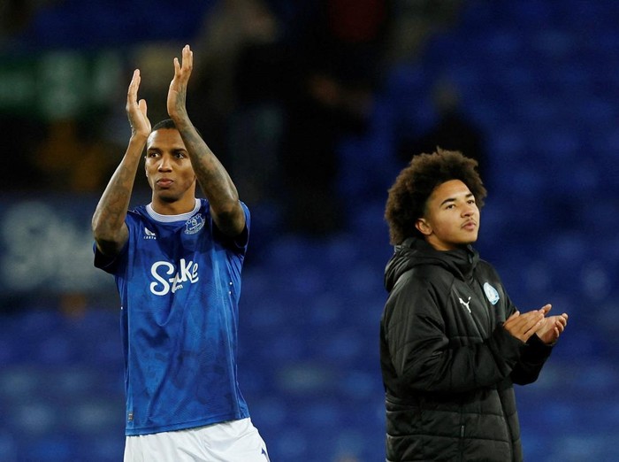 Soccer Football - FA Cup - Third Round - Everton v Peterborough United - Goodison Park, Liverpool, Britain - January 9, 2025 Everton's Ashley Young with his son Peterborough United's Tyler Young after the match Action Images via Reuters/Jason Cairnduff     TPX IMAGES OF THE DAY