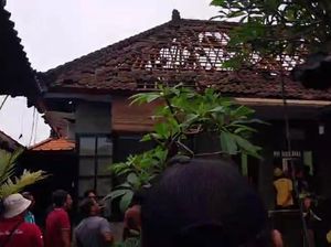 Tersambar Petir, Genting Rumah Warga di Gianyar Berhamburan