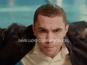 Hemat Waktu, Baju Kerja Unik Ini Bisa Dipakai Berenang Sekaligus ke Kantor