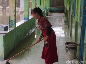 Keluh Kesah Siswa SD di Tengah Banjir Rob yang Melanda Cirebon Keluh Kesah Siswa SD di Tengah Banjir Rob yang Melanda Cirebon