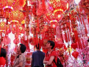 Berburu Pernak-pernik Imlek di Glodok