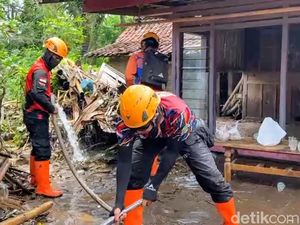 Tim Gabungan Bersih-bersih Sisa Material Usai Banjir Bandang di Bondowoso Tim Gabungan Bersih-bersih Sisa Material Usai Banjir Bandang di Bondowoso