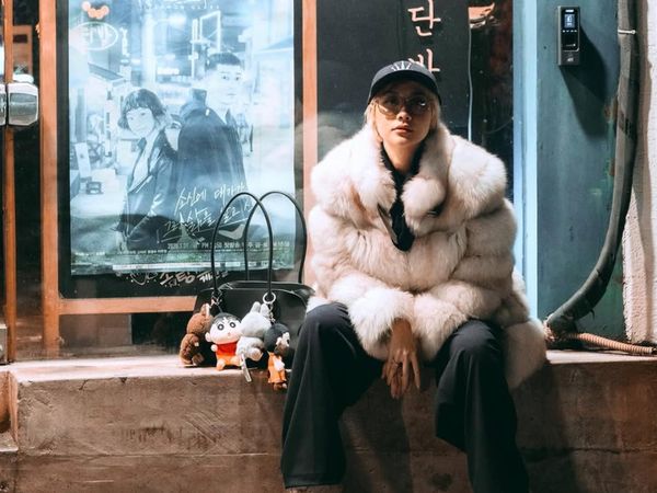 8 Gaya BCL Liburan ke Korea, Tas Penuh Bag Charm Curi Atensi
