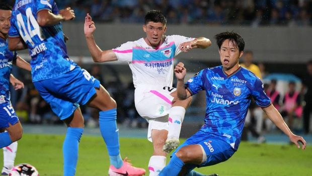 KAWASAKI, JAPAN - SEPTEMBER 13: Cayman Togashi of Sagan Tosu in action during the J.LEAGUE MEIJI YASUDA J1 30th Sec. match between Kawasaki Frontale and Sagan Tosu at Uvance Todoroki Stadium by Fujitsu on September 13, 2024 in Kawasaki, Kanagawa, Japan. (Photo by Hiroki Watanabe/Getty Images)