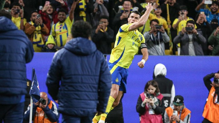 Cristiano Ronaldo mencetak gol pertamanya di tahun 2025. Bintang Al Nassr itu membuatnya dari eksekusi tendangan penalti menghadapi Al Akhdoud.