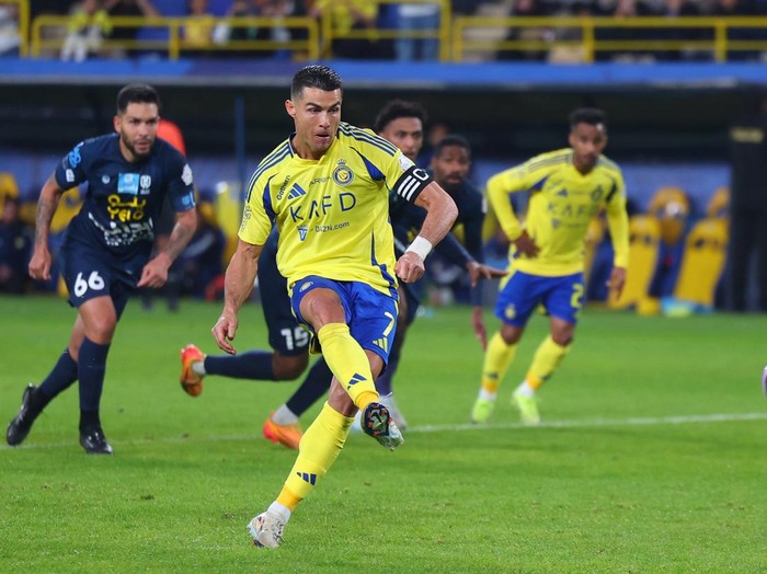 RIYADH, SAUDI ARABIA - JANUARY 09: Cristiano Ronaldo of Al-Nassr takes a penalty during the Saudi Pro League football match between Al-Nassr and Al-Okhdood at Al-Awwal Park in Riyadh on  January 09, 2025 in Riyadh, Saudi Arabia. (Photo by Al Nassr FC/Al Nassr FC via Getty Images)