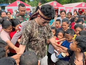Donasi Agus Salim Senilai Rp 1,7 Miliar Diserahkan Densu ke Pengungsi Lewotobi Donasi Agus Salim Senilai Rp 1,7 Miliar Diserahkan Densu ke Pengungsi Lewotobi