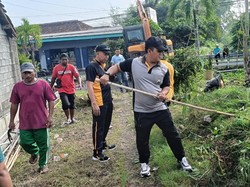 Polisi, TNI, dan Warga Porong Sidoarjo Gelar Jumat Bersih Cegah Banjir