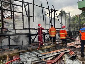 Bangunan Kosong Belakang Hotel di Jambi Hangus, Diduga Dibakar Maling AC Bangunan Kosong Belakang Hotel di Jambi Hangus, Diduga Dibakar Maling AC