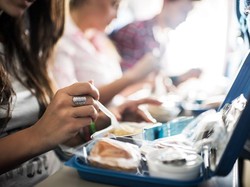 Duh! Puluhan Penumpang Pesawat Jatuh Sakit Keracunan Makanan