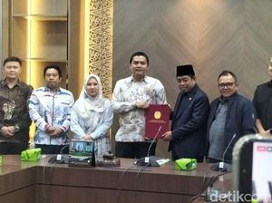 KPU Jakarta Serahkan Berkas Pengesahan Gubernur dan Wagub Terpilih ke DPRD