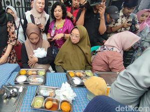Makan Bergizi Gratis di Ciracas, Ibu Hamil dan Balita Dapat Porsi Berbeda