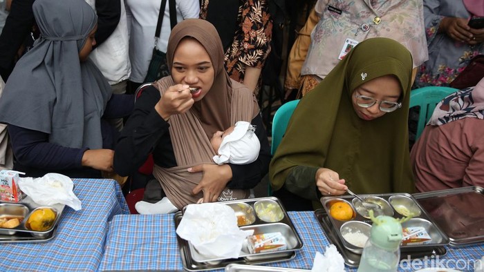 Makan Bergizi Gratis untuk Ibu Hamil, Menyusui dan Balita Dimulai Makan Bergizi Gratis (MBG) untuk ibu hamil, ibu menyusui, dan balita resmi dimulai. Begini pelaksanaanya di Posyandu Anyelir, Ciracas, Jakarta Timur.