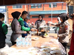 Polisi Bagikan 200 Porsi Makan Gratis di Cangkrukan Mahameru Kota Mojokerto