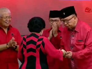Megawati Beri Potongan Tumpeng Pertama HUT Ke-52 PDIP ke Sidarto Danusubroto