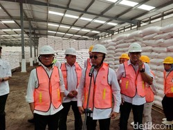 Menko Pangan Cek Gudang Pupuk di Banten, Minta Tak Ada Hambatan ke Petani