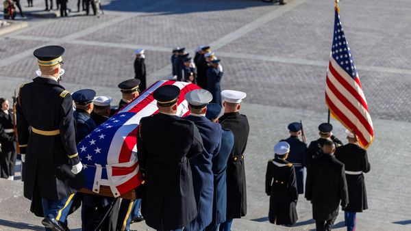 Momen Jenazah Jimmy Carter Dibawa Keluar Gedung Capitol