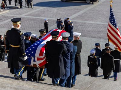 Momen Jenazah Jimmy Carter Dibawa Keluar Gedung Capitol