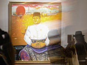 Video: Melihat Pameran Karya Agung Lukisan Hardi di Galeri Nasional Video: Melihat Pameran Karya Agung Lukisan Hardi di Galeri Nasional