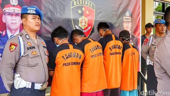 Para pelaku di saat dihadirkan di Mapolresta Bandung, Soreang, Jumat (10/1/2025). Para pelaku di saat dihadirkan di Mapolresta Bandung, Soreang, Jumat (10/1/2025).