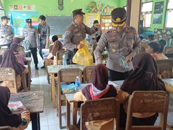 Siswa SD di Srengat Dapat Makan Gratis dari Polres Blitar Kota