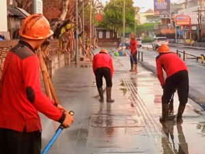 Pemkab Badung Lakukan Penyemprotan Trotoar di Kawasan Pantai Kuta