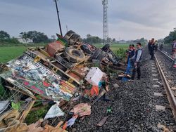 Truk yang Tabrak KA Sancaka di Masaran Sragen Terseret 200 Meter