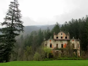 Misteri Gedung Merah, Vila Terbengkalai Bekas Ritual dan Lokasi Pembunuhan Misteri Gedung Merah, Vila Terbengkalai Bekas Ritual dan Lokasi Pembunuhan