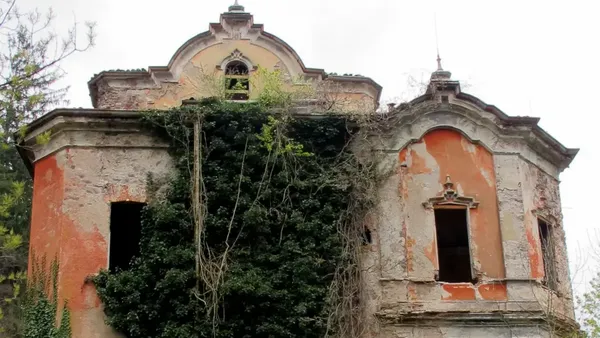 Penampakan Vila Gedung Merah yang Terbengkalai, Pernah Jadi Tempat Ritual!
