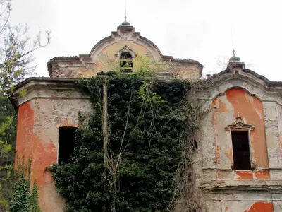 Penampakan Vila Gedung Merah yang Terbengkalai, Pernah Jadi Tempat Ritual!