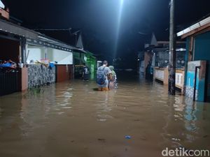 Banjir Rendam 3 Kecamatan di Banyumas, 1 Warga Meninggal Saat Evakuasi Banjir Rendam 3 Kecamatan di Banyumas, 1 Warga Meninggal Saat Evakuasi