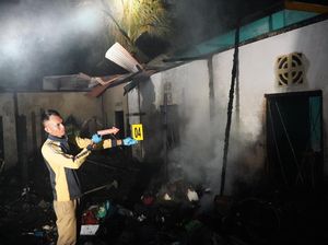 Warga Sempat Lihat Api di Atap Rumah Ketua KPU Tapteng Sebelum Kebakaran Warga Sempat Lihat Api di Atap Rumah Ketua KPU Tapteng Sebelum Kebakaran