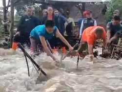 Tinjau Banjir Bandang Bondowoso, Pj Gubernur Jatim Bersihkan Sisa Material