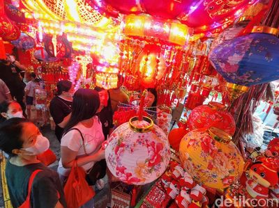 Potret Kawasan Pecinan Glodok Ramai Pedagang Pernak-pernik Imlek