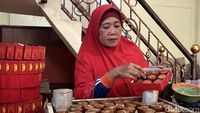 Melihat Produksi Kue Keranjang di Surabaya Jelang Imlek