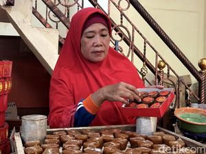 Melihat Produksi Kue Keranjang di Surabaya Jelang Imlek Melihat Produksi Kue Keranjang di Surabaya Jelang Imlek